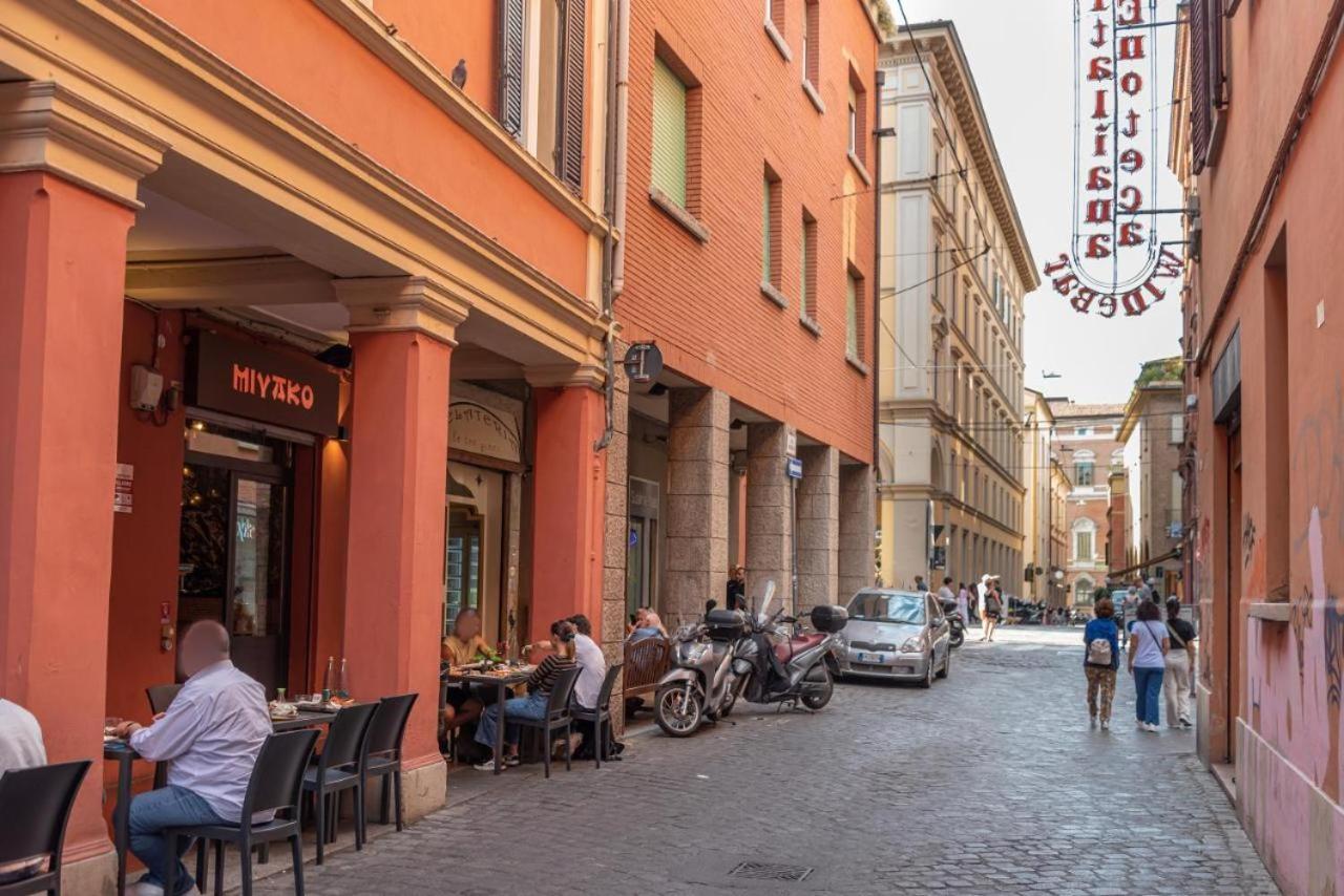 Piazza Nettuno Rooms Болонья Экстерьер фото